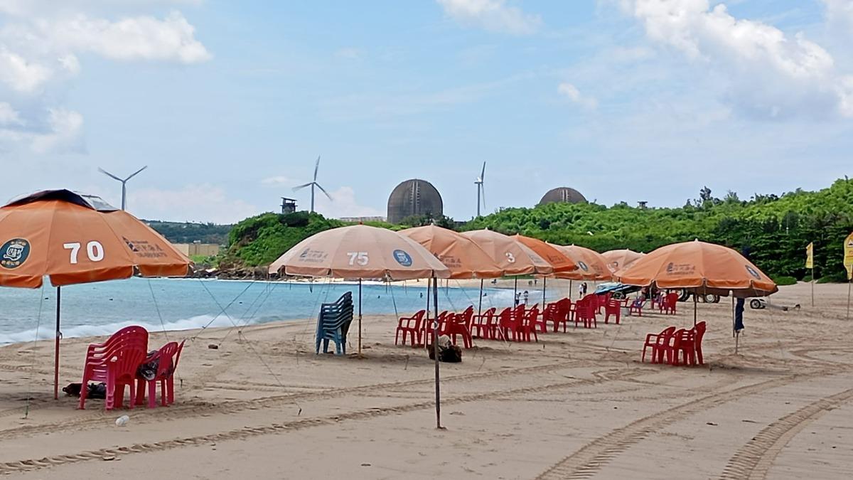 Kenting officials to address beach umbrella chaos (Courtesy of social media) Kenting officials to address beach umbrella chaos