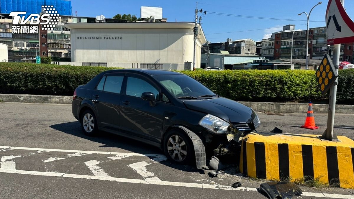 小轎車自撞分隔島，車頭幾乎全毀。（圖／TVBS）