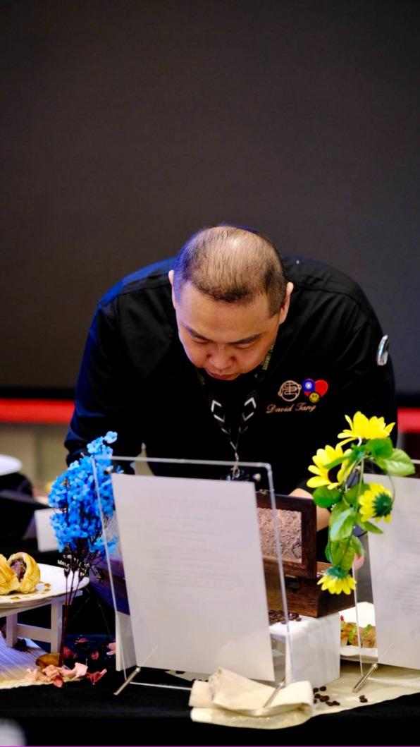 唐有建擁有藍帶廚藝證書。(圖/饑餓小唐提供)