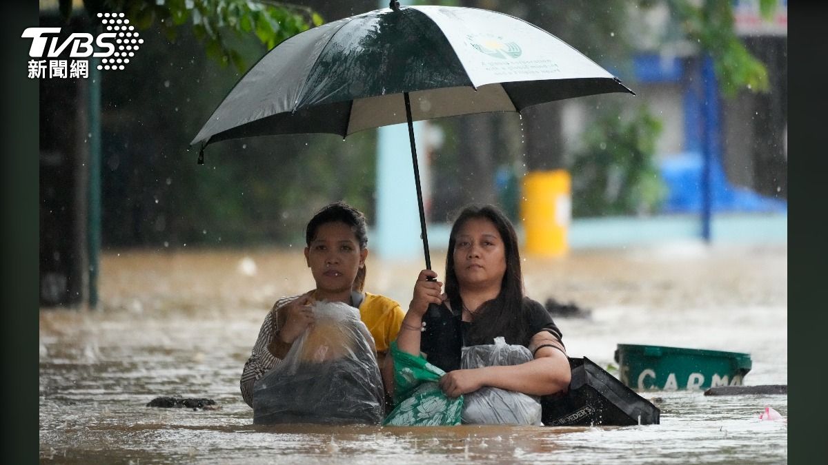 魔羯颱風挾帶狂風暴雨襲擊菲律賓，導致馬尼拉等多地出現洪災、土石流各種災情。（圖／達志影像美聯社）