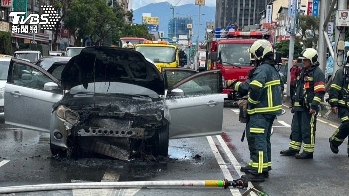 警消人員到場射水搶救。（圖／TVBS）