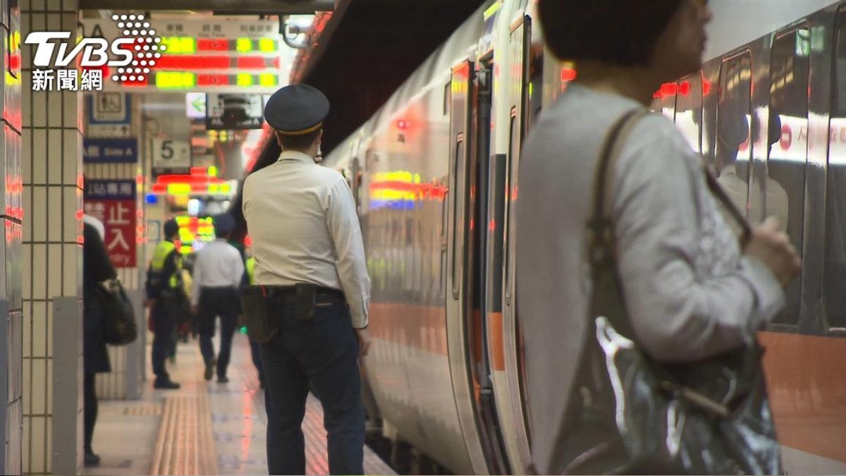 有旅客搭區間車把緊急鈴當作「服務鈴」呼叫列車長。（示意圖，與事件無關／TVBS資料畫面）