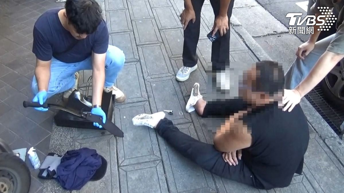 警方逮捕張姓搶匪，現場起獲犯案用刀械。（圖／TVBS）