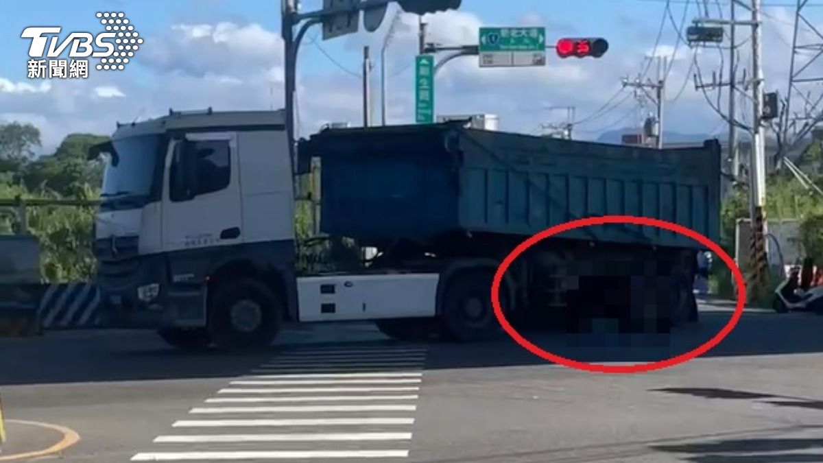 砂石車右轉時撞倒腳踏車，騎士被捲入車底當場遭輾斃。（圖／民眾提供）