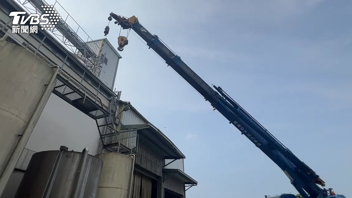 雲林縣虎尾鎮北溪里的一處飼料工廠，4名工人於一間飼料廠搭乘「吊籃」升至約6米高處，因不明原因斷裂而墜落，3人當場失去呼吸心跳。（圖／TVBS）