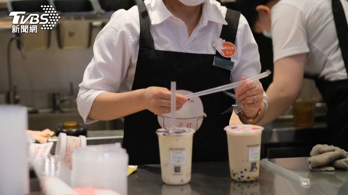 手搖飲店員工控訴，老闆要求員工提早上班。（示意圖／shutterstock達志影像）