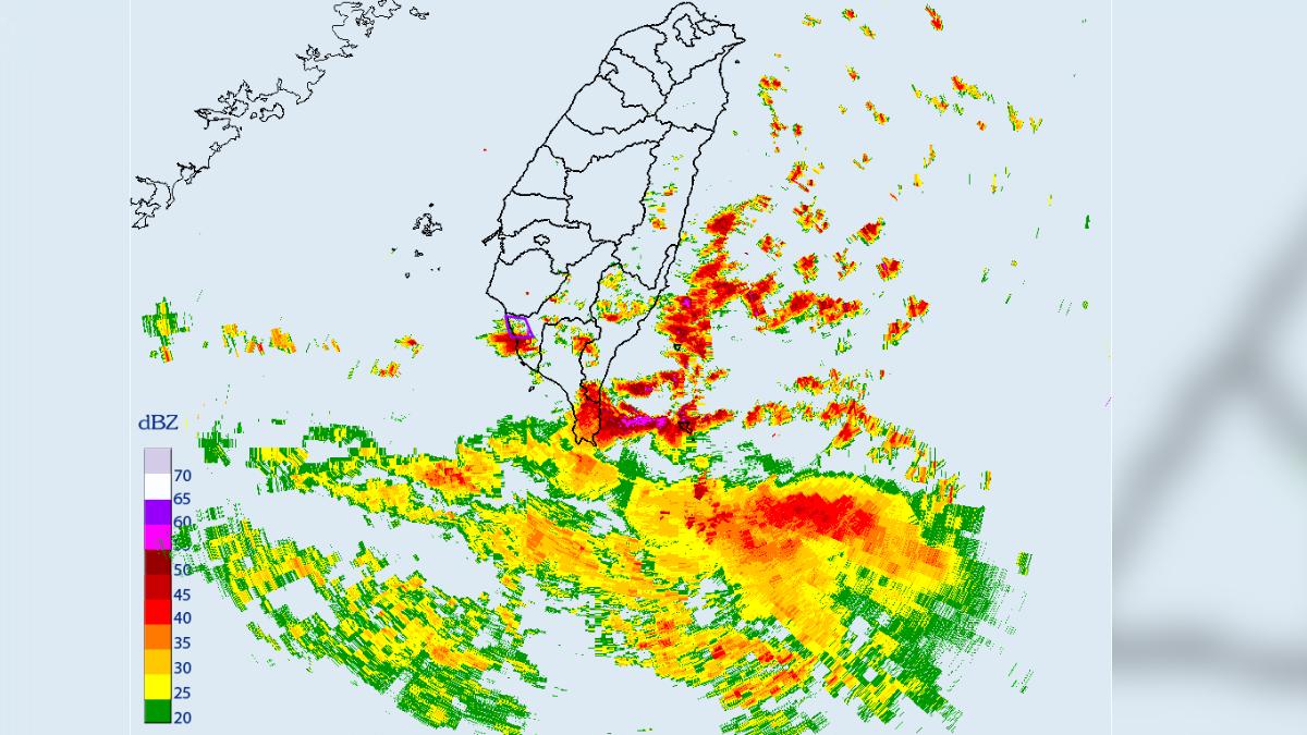 天氣／颱風外圍環流發威！大雷雨狂轟高雄　慎防劇烈降雨、打雷