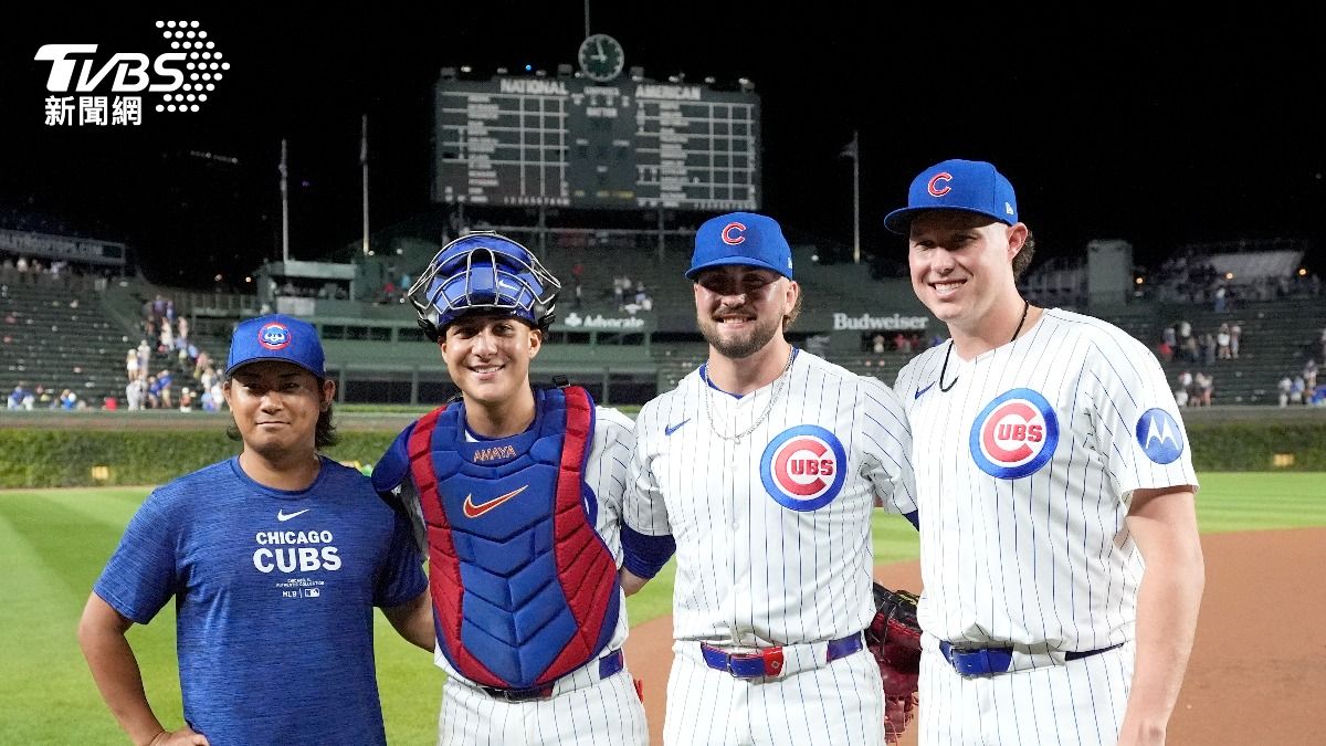 今永昇太(左一)和捕手阿瑪雅(左二)、後援投手霍奇(右二)和皮爾森(右一)。(圖/達志影像美聯社)