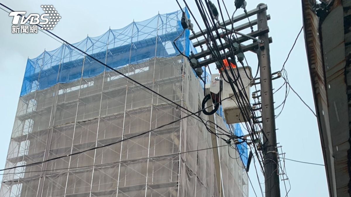 台南東區降下大雷雨，雷擊造成2709住戶停電。（圖／TVBS）