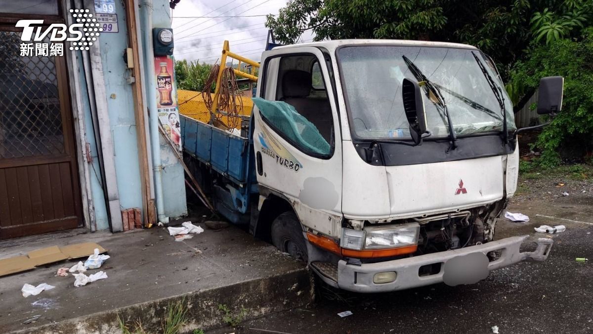 有片／台9線貨車天雨路滑「失控甩尾」猛撞電線杆　父子急送醫