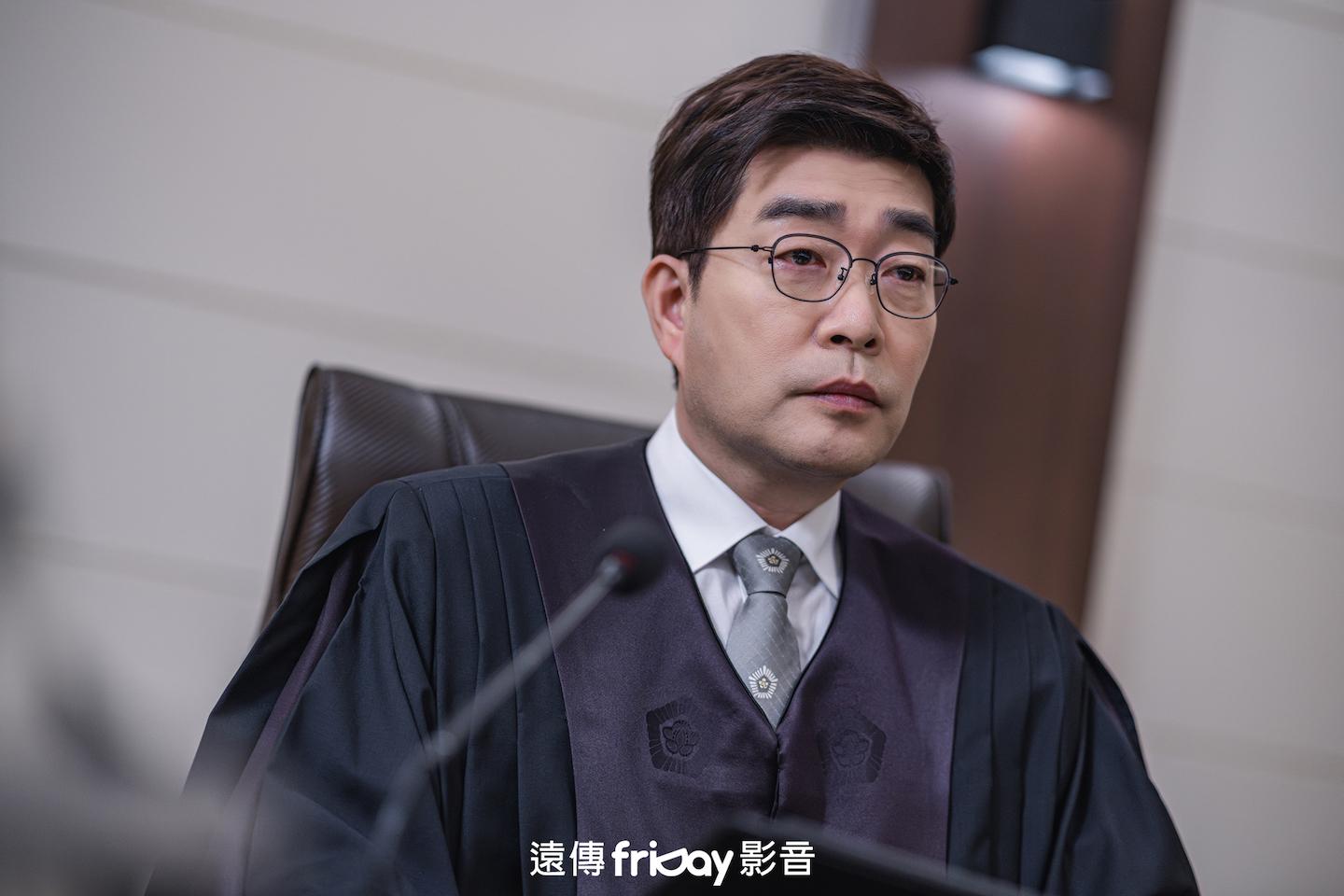 孫賢周在劇中為紓解壓力而揍冰箱,沒想到冰箱被揍凹。(圖/friDay影音提供)