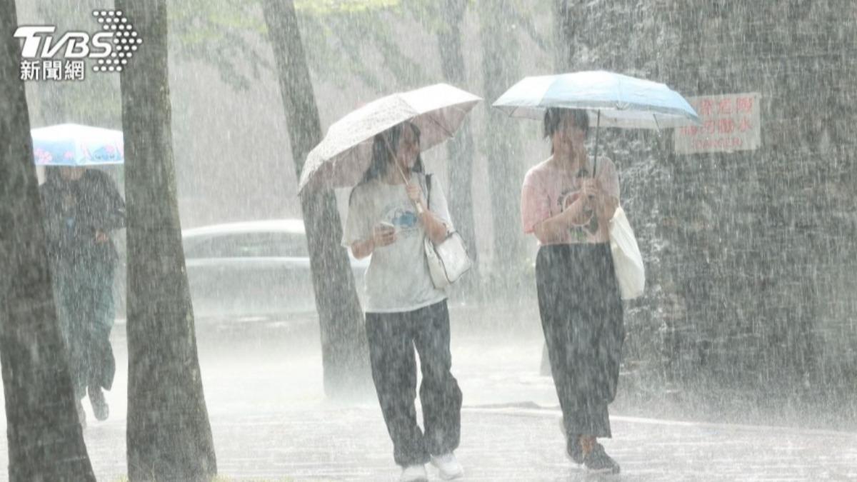 大雨特報。（圖／黃城碩攝）.