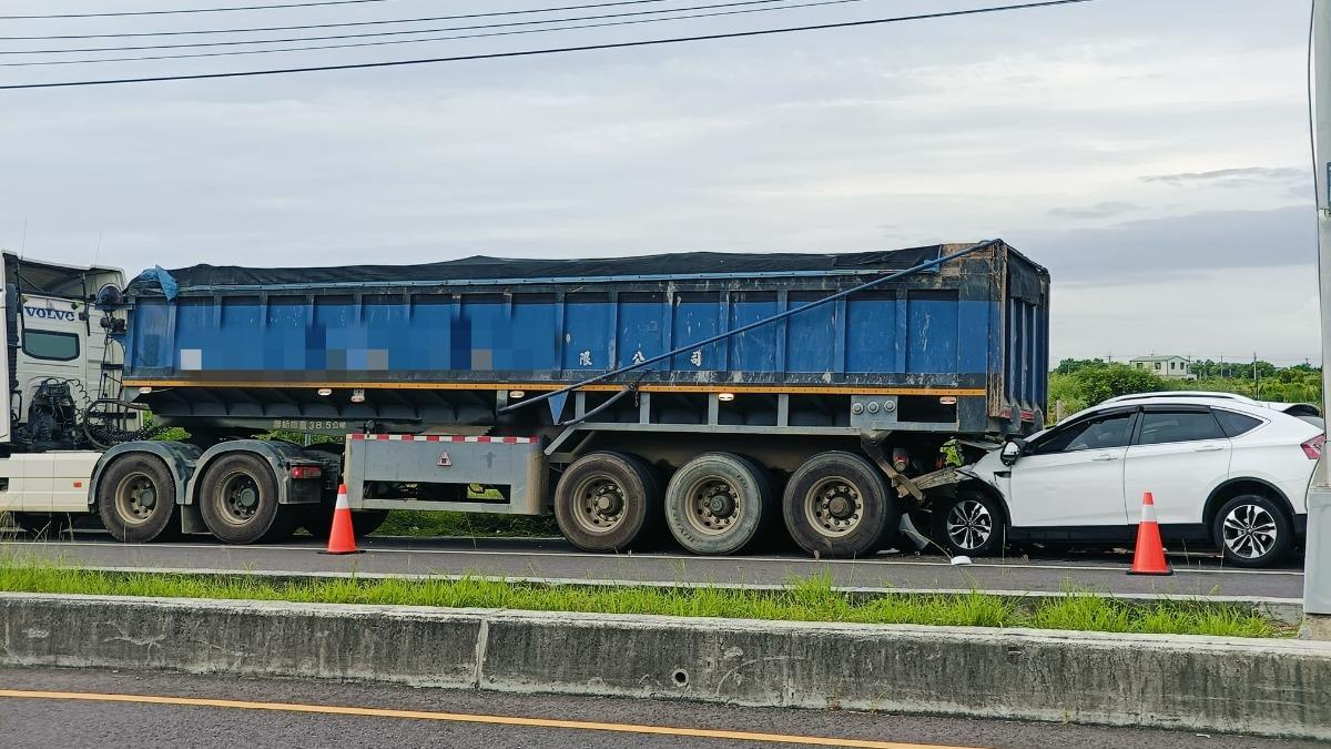 休旅車插進砂石車，1死1重傷。（圖／翻攝自東石之美臉書）