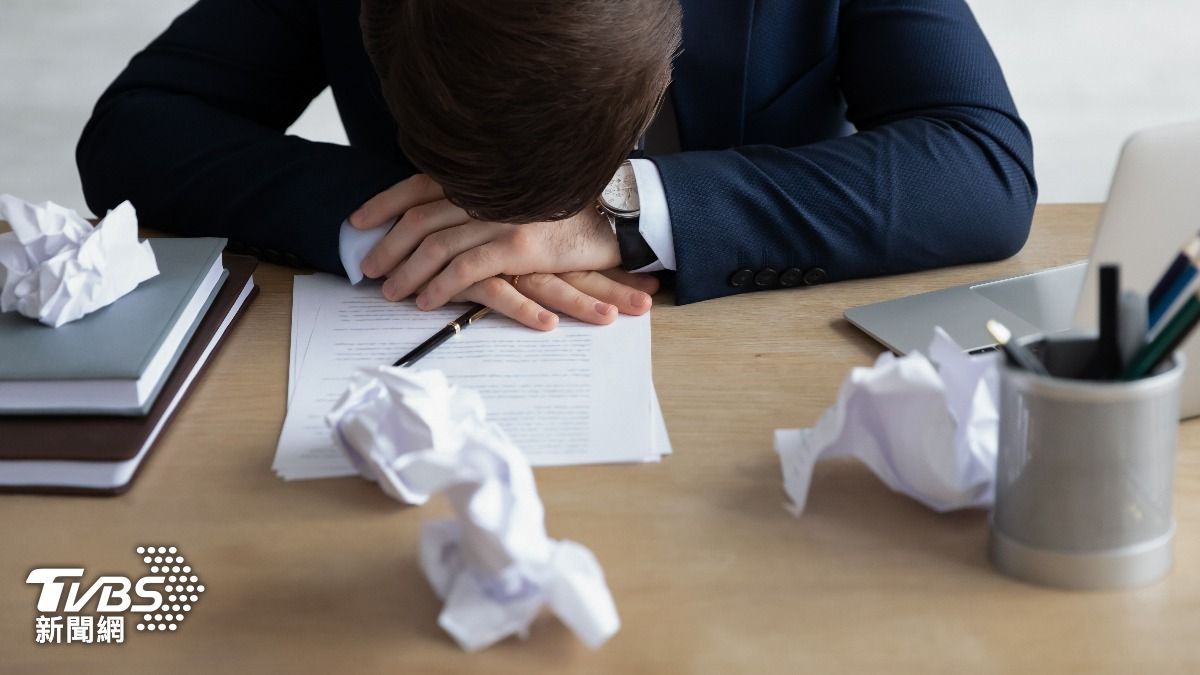 一名網友表示自己只想找一份輕鬆的文書工作躺平。（示意圖／shutterstock達志影像）