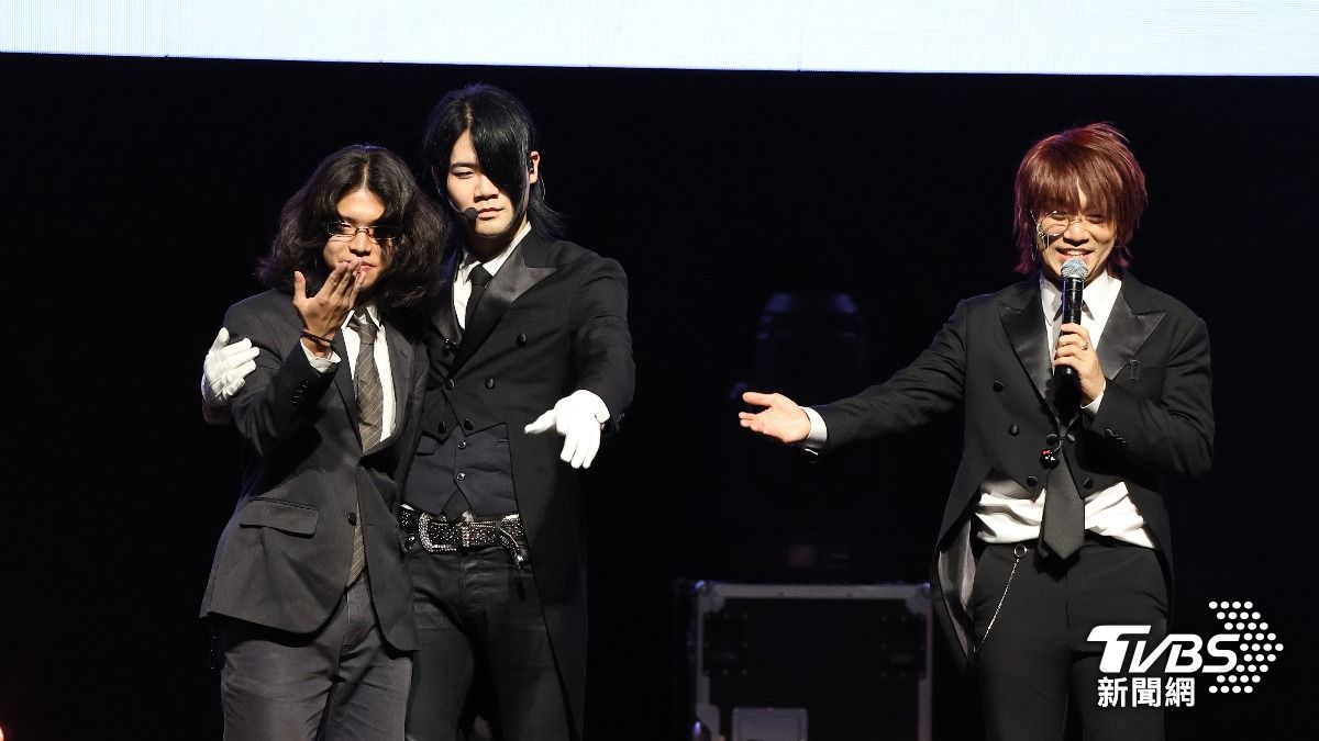 台灣男粉（左）以執事風上台，ASMRZ猶如變成3人團。（圖／張哲鳴攝）