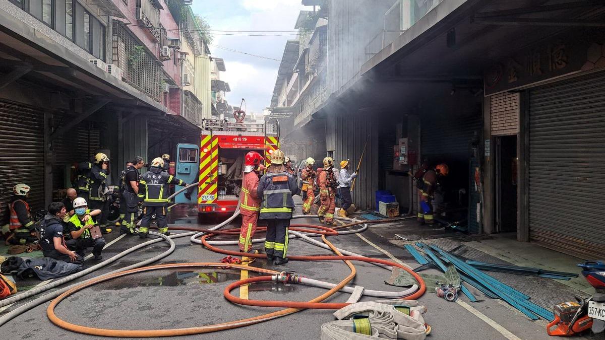 三重電鍍工廠火警 ！「大量濃煙竄天」全面燃燒　3人受困獲救