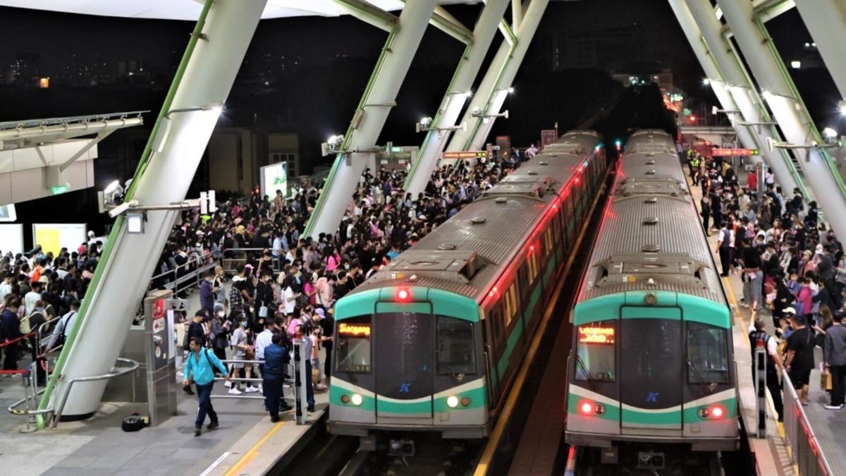 高雄捷運世運站湧入大量人潮。（圖／高雄捷運公司提供）