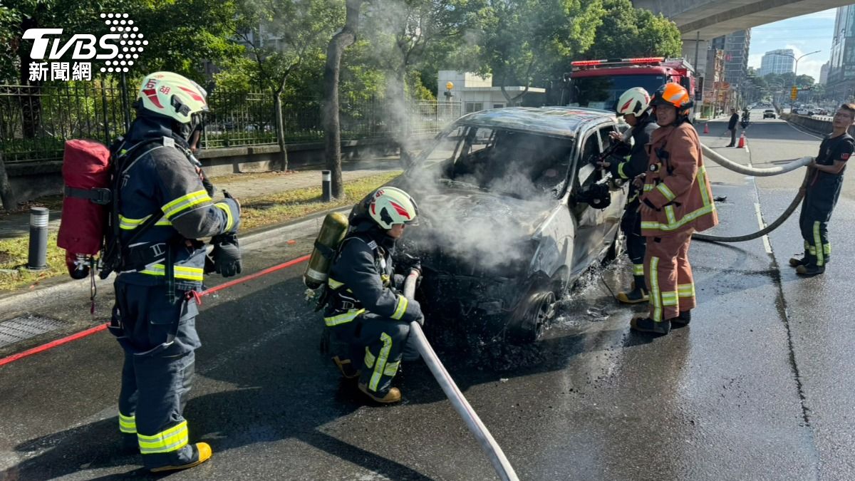 廂型車行駛中突然起火燃燒，警消到場搶救。（圖／TVBS）