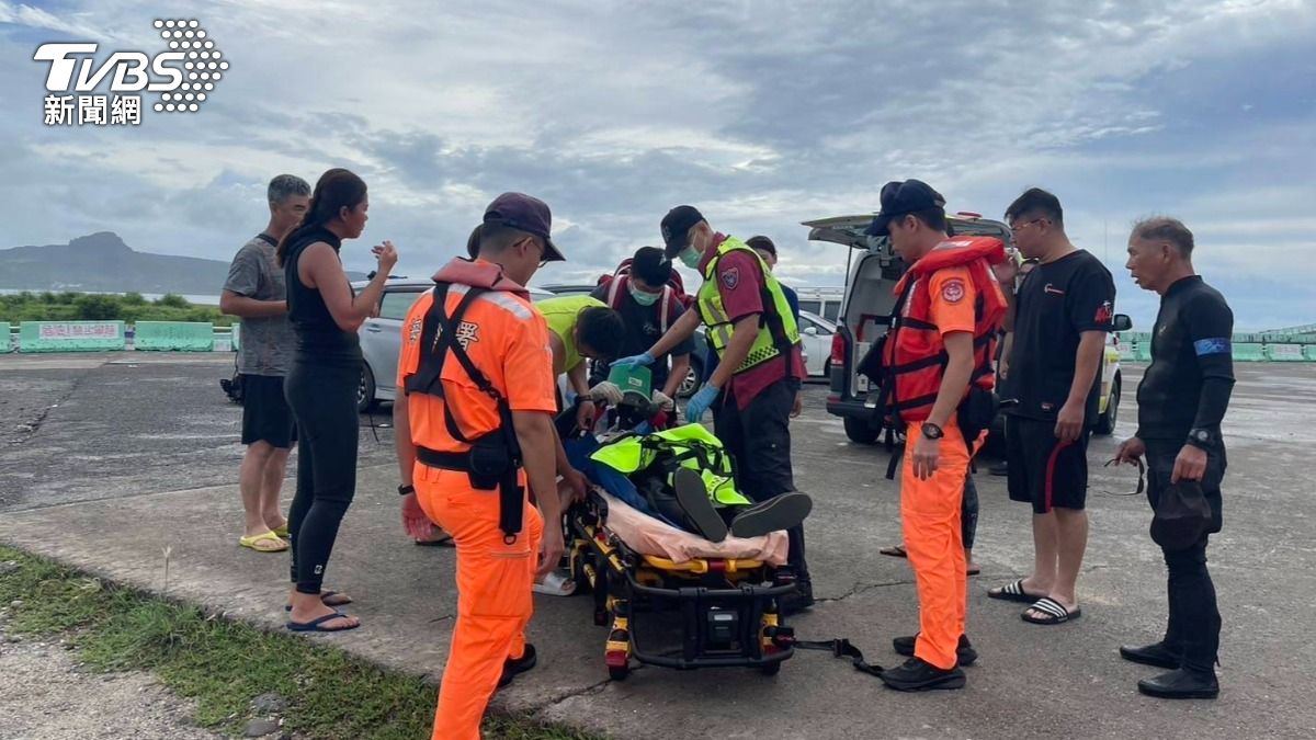 台中市消防隊隊員赴墾丁自費潛水，疑似身體突然不適溺水命危。（圖／TVBS）