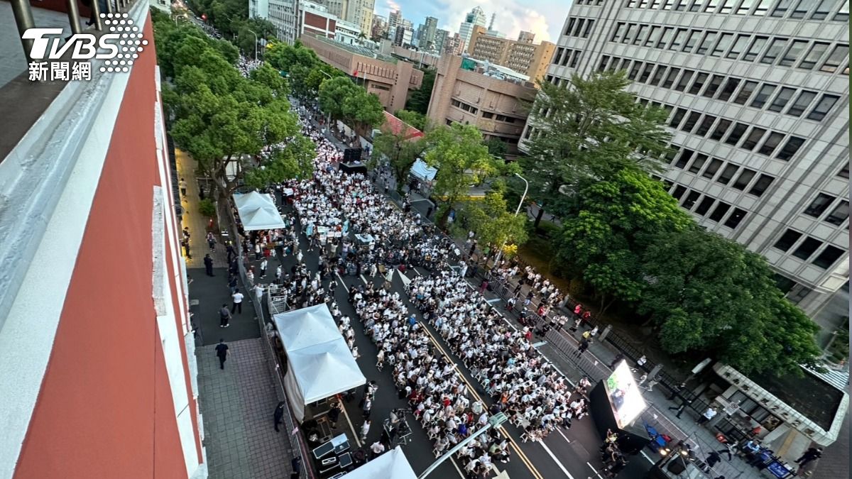 民眾黨號召小草集結立法院外聲援柯文哲，活動開始前半小時，現場約有1800人。（圖／區國強攝）