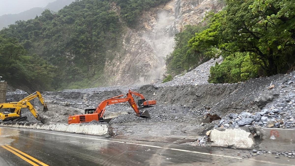 花蓮山區午後下起大雨，土石流中斷交通。（圖／花蓮縣消防局提供）