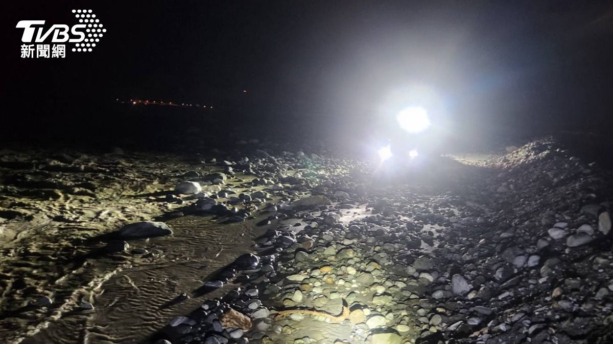 花蓮吉普車渡溪翻車，警消急搜索。（圖／TVBS）