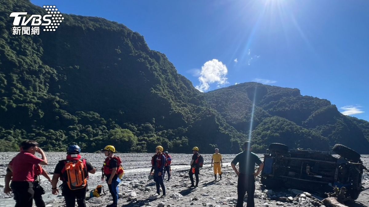 消防局目前已投入50名搜救人員等持續搜尋２歲兒。（圖／TVBS）