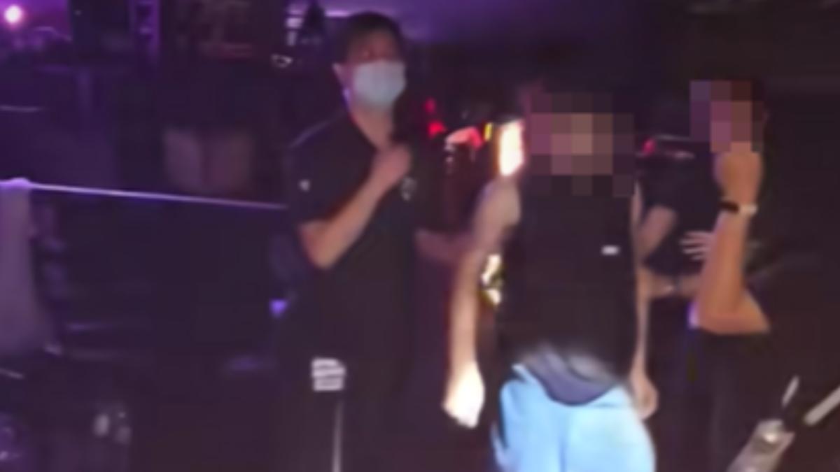 男子疑似因酒醉，在火星人演唱會出現失控行為。（圖／翻攝自臉書「爆料公社」）