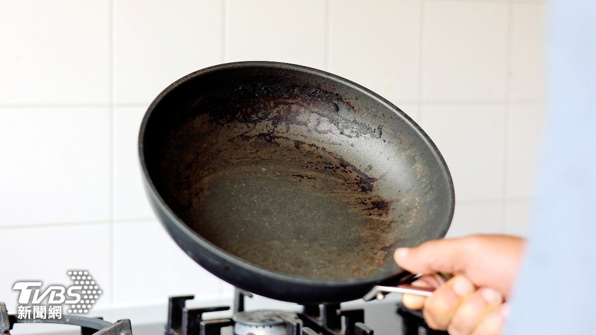 醫師劉博仁提醒不沾鍋鍋面出現刮痕，就不要再用了。（示意圖，與本事件無關／shutterstock 達志影像）