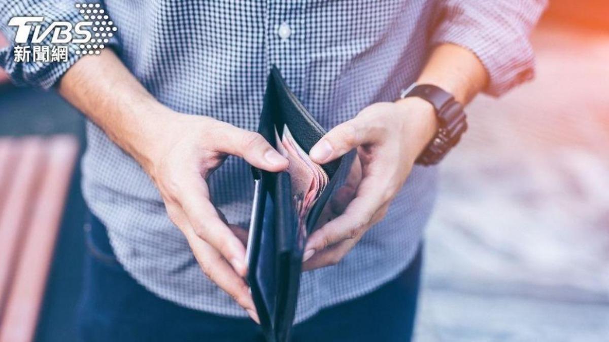 少年欠5百遭討3萬　惡男大欺小逼他跪街頭脫衣唱「不應該」