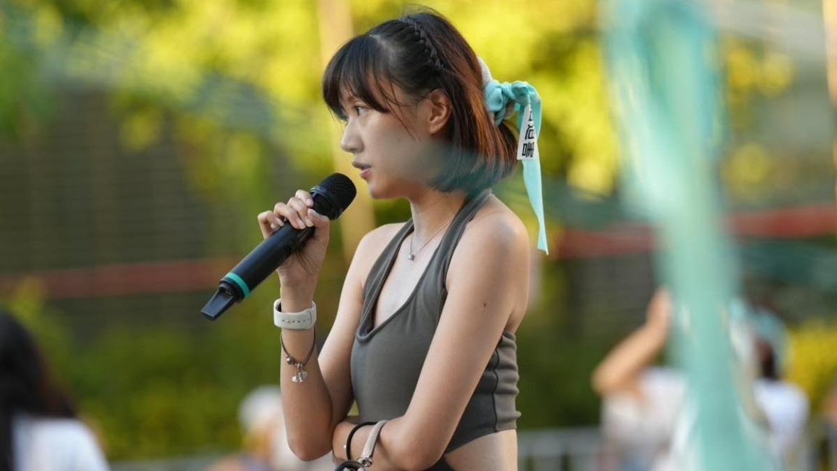 「正妹小草」站上肥皂箱演講。（圖／翻攝自陳智菡臉書）