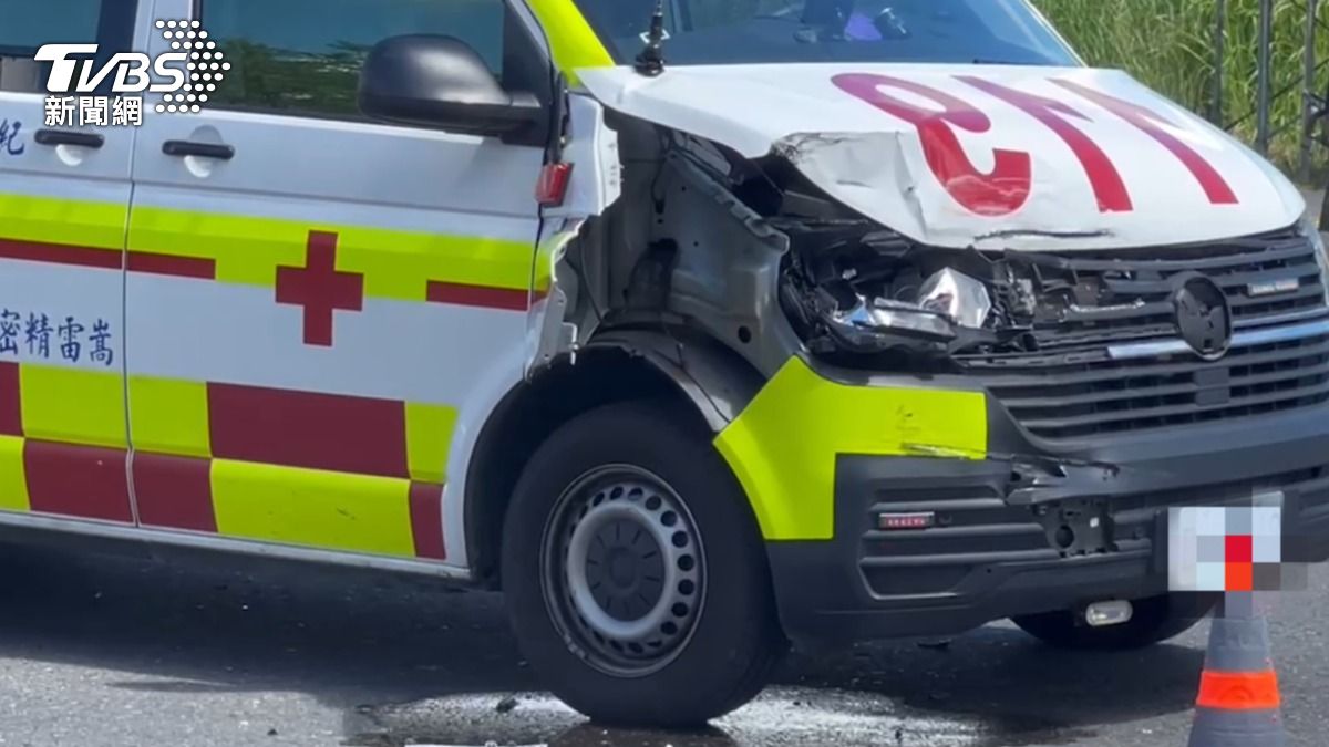宜蘭值勤中救護車遭撞。（圖／TVBS）