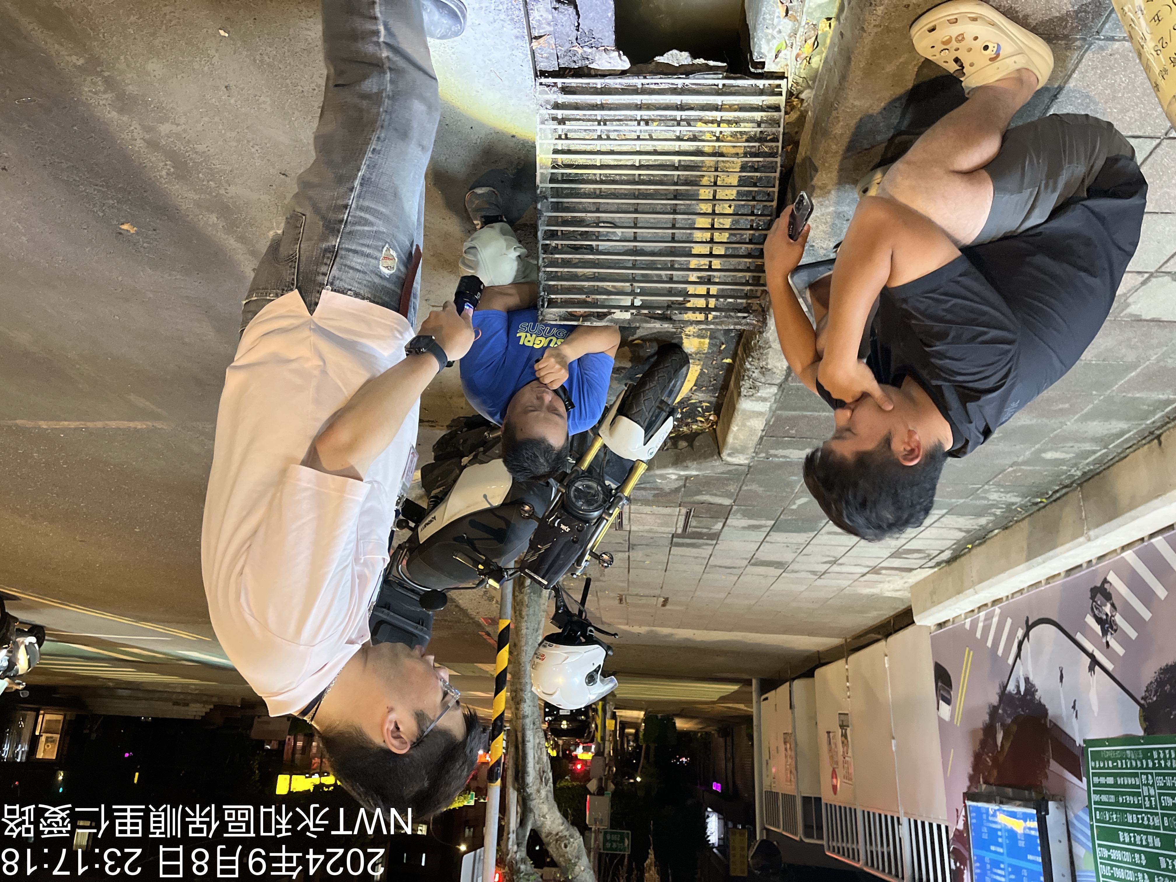 稽查員巡水路圖資溯源，查獲為上游百煇營造有限公司承攬的營建工地排放泥水。（圖／新北環保局提供）