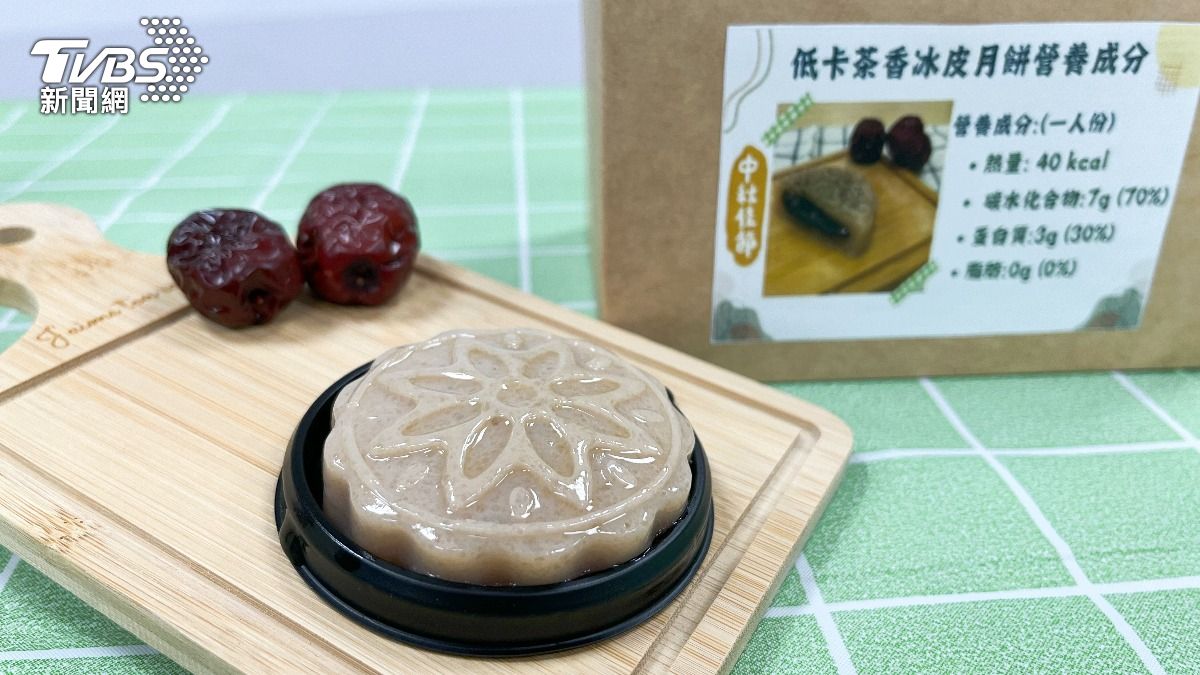 營養師親授冰皮月餅。（圖／TVBS）
