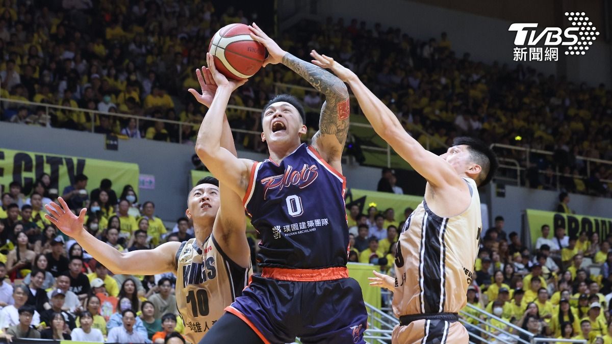 周儀翔（中）酒駕拒測，PLG將開紀律委員會懲處。（圖／中央社）