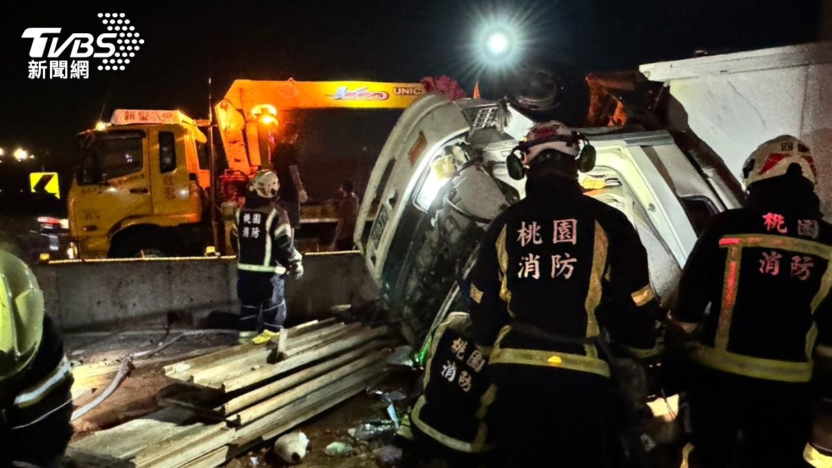 快訊／國3死亡車禍！貨櫃車失控翻覆「車頭變形」　34歲駕駛不治