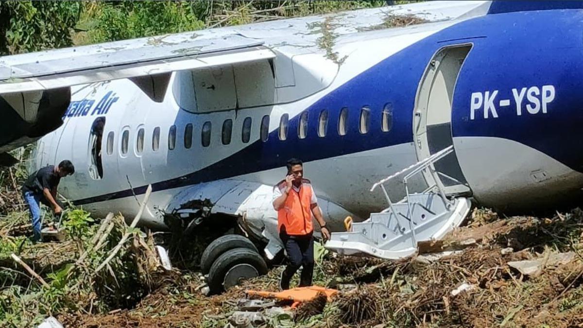 起飛途中「衝出跑道」！印尼48人客機撞毀　多名乘客受傷