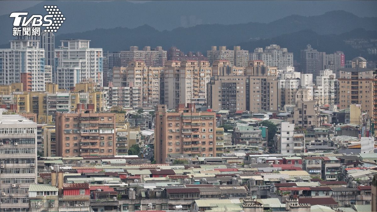 貸款額度緊縮，不少購屋族面臨貸款要排隊的狀況。（圖／TVBS）