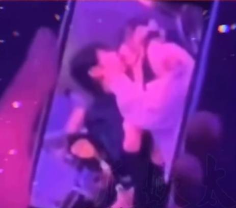 夜店親吻辣妹照片瘋傳，男子被神似小楊哥。（圖／翻攝自微博）