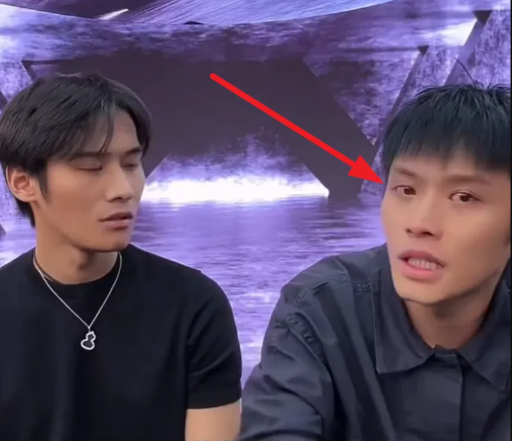 面對出軌風波，小楊哥在直播中哭了。（圖／翻攝自微博）