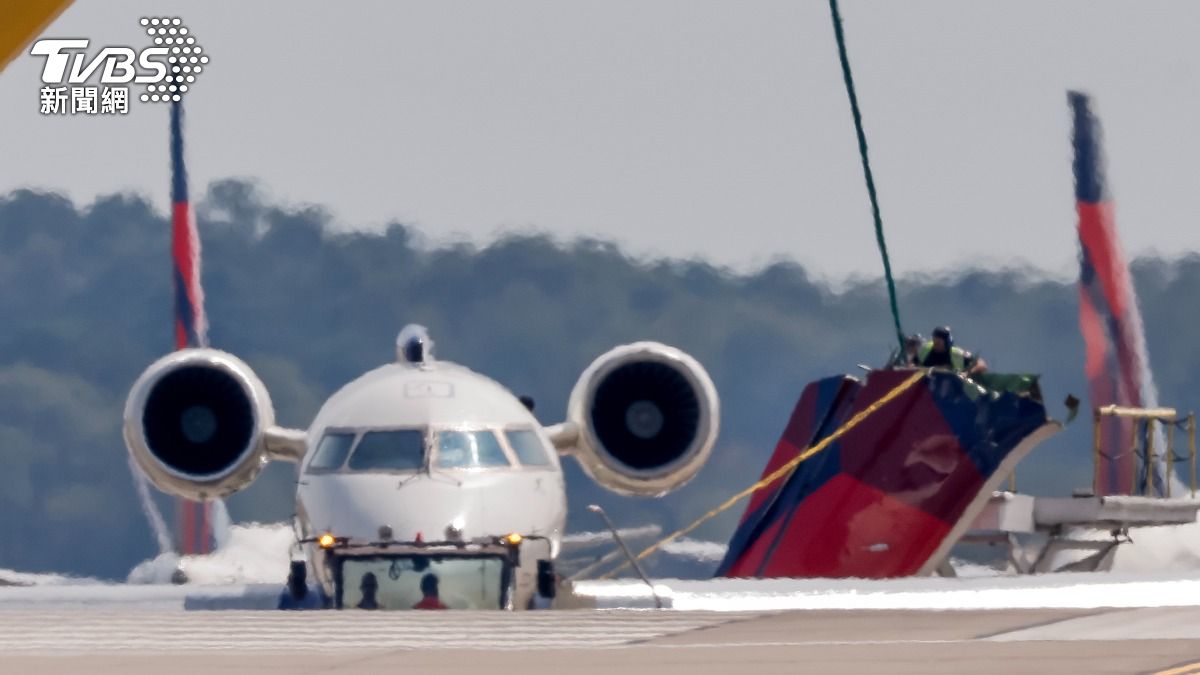 達美航空2客機「跑道碰撞」，其中一架機尾幾乎斷裂脫落。(圖／達志影像歐新社)