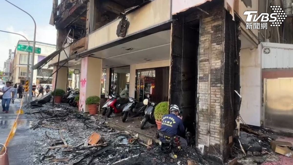 消防緊急再派遣消防車及雲梯車到場。（圖／TVBS）