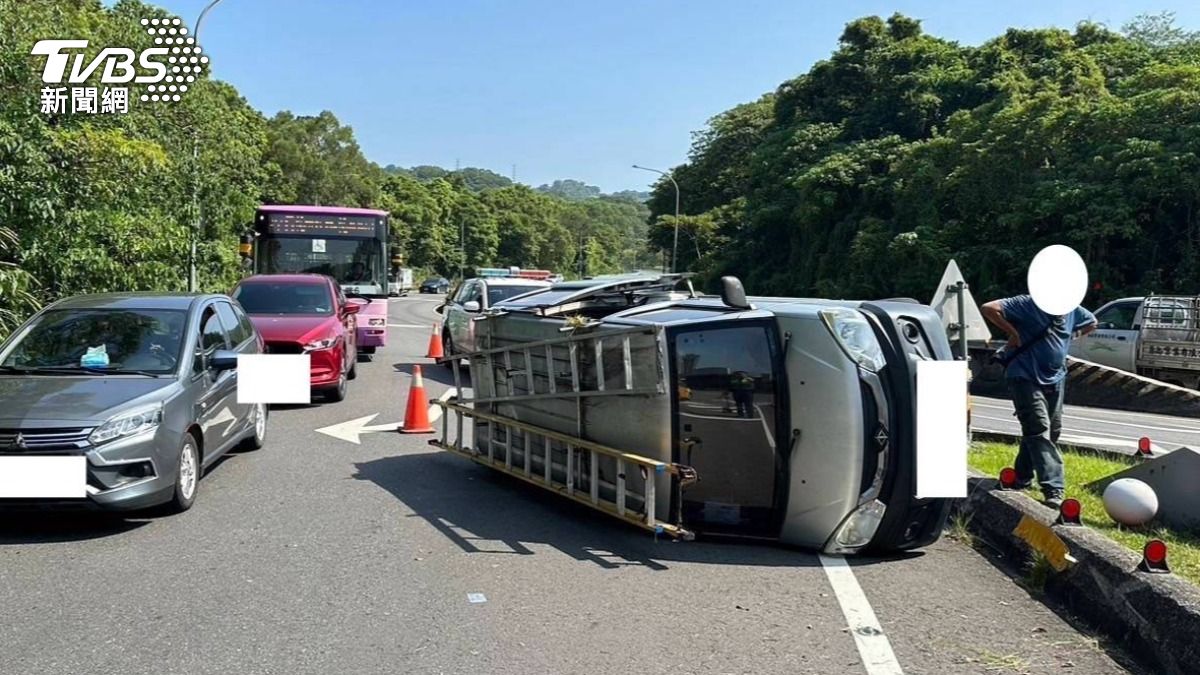 小貨車涉嫌酒駕後自撞翻車，駕駛遭扣車送辦。（圖／TVBS）