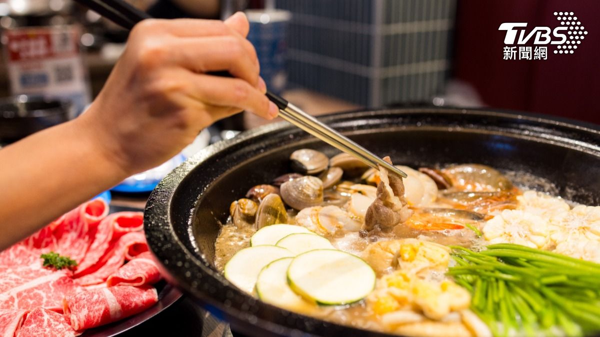 原PO到一間小火鍋店用餐必拉肚子，真相讓網友笑翻。（示意圖／shutterstock達志影像）