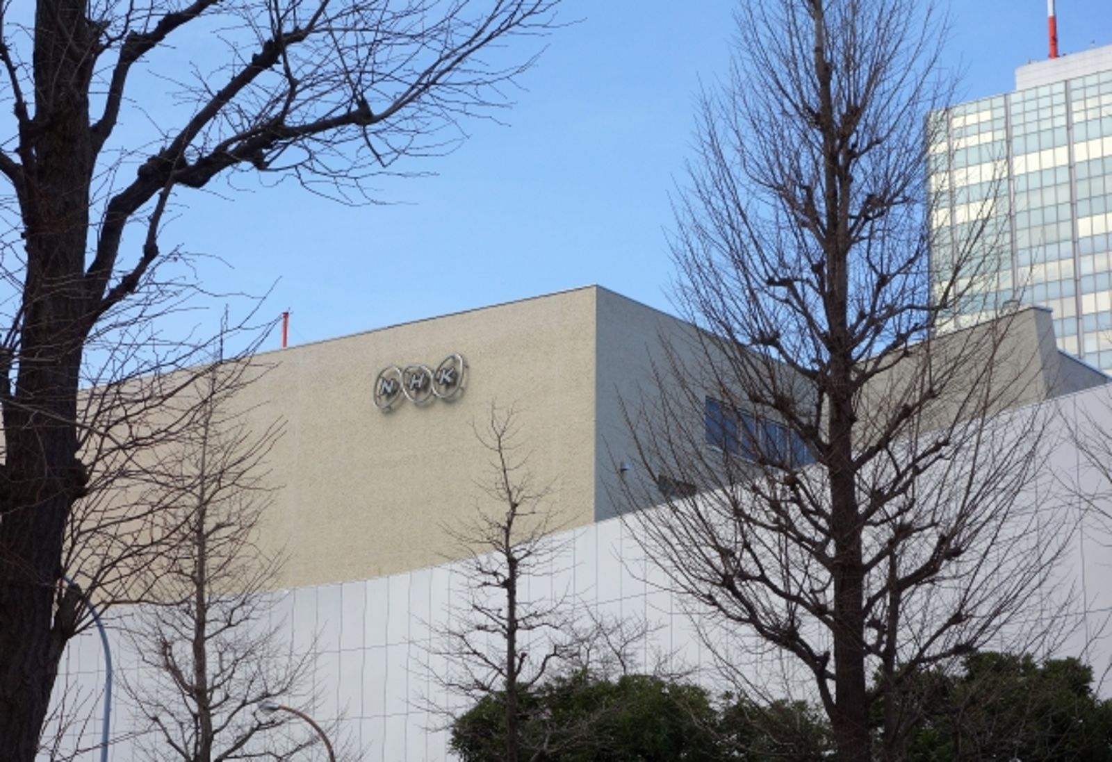 NHK中國籍播音員在播報靖國神社塗鴉事件時，竟脫稿高喊「釣魚島是中國領土」，事後NHK董事長召開記者會出面道歉。（示意圖，photoAC）