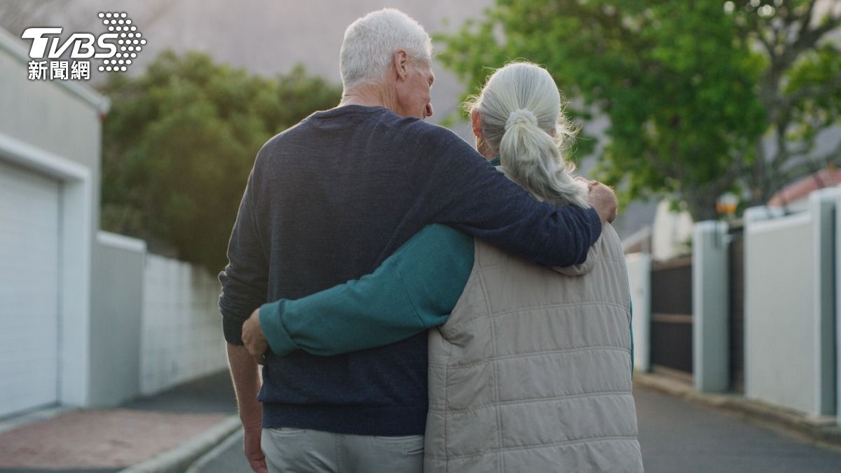 英國老夫妻結婚68年「同天離世」　醫揭：非巧合、死因是這個