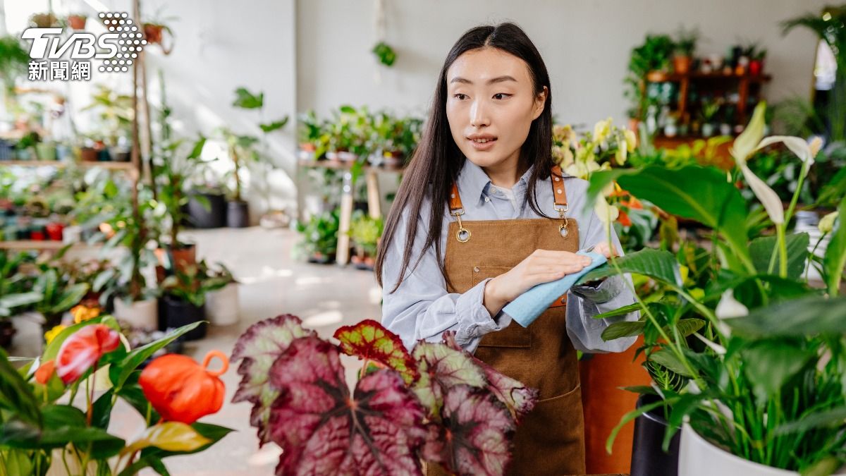 在花店奮鬥2年的女網友被提拔副店長，薪資卻只微幅調漲。（示意圖，非當事人／shutterstock 達志影像）