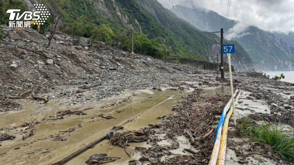 蘇花路廊山區路段降短時強降雨，台9線164.5k崇德段發生土石流。（圖／TVBS）