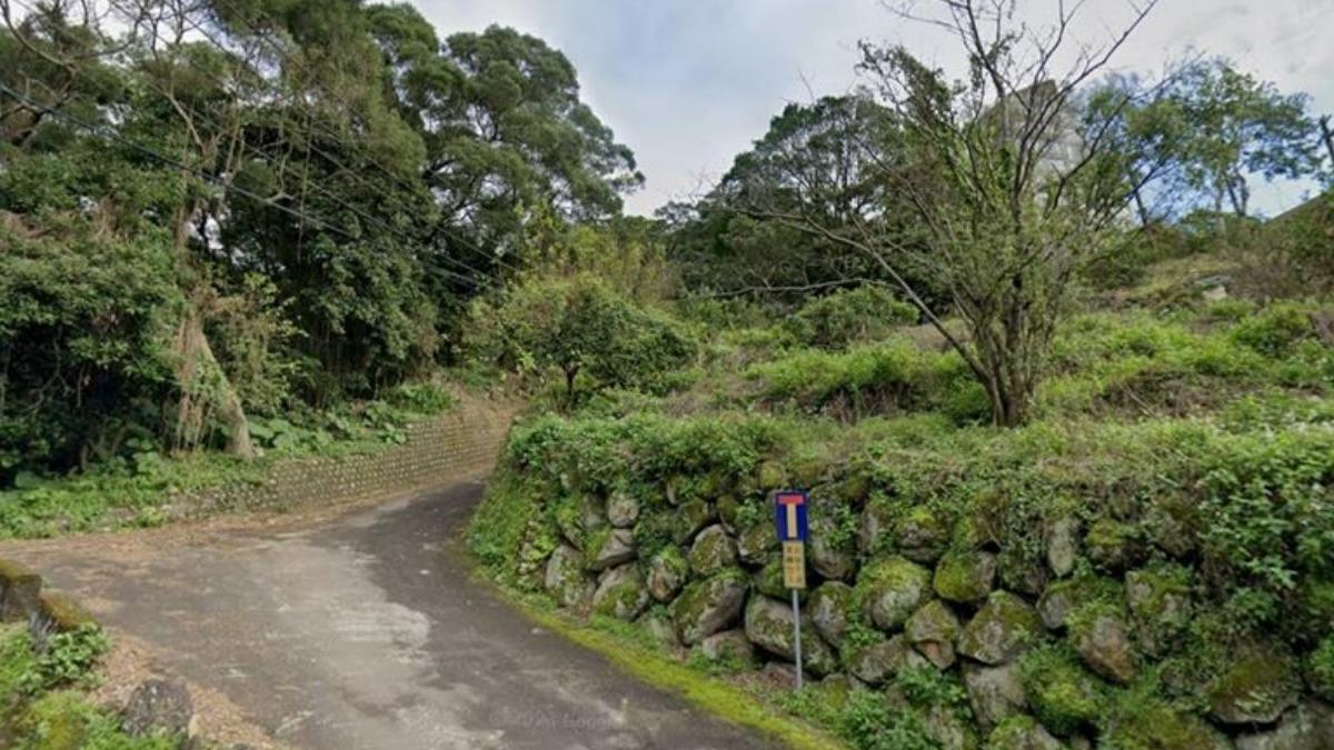 邱男被發現陳屍在車內，地點就在小坪頂路邊。（圖／GoogleMaps）