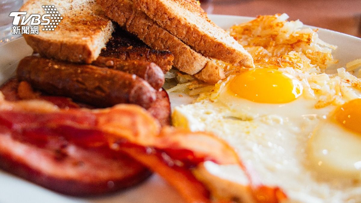 早餐常見的火腿、吐司都是高鈉含量的食物。（示意圖／Shutterstock達志影像）